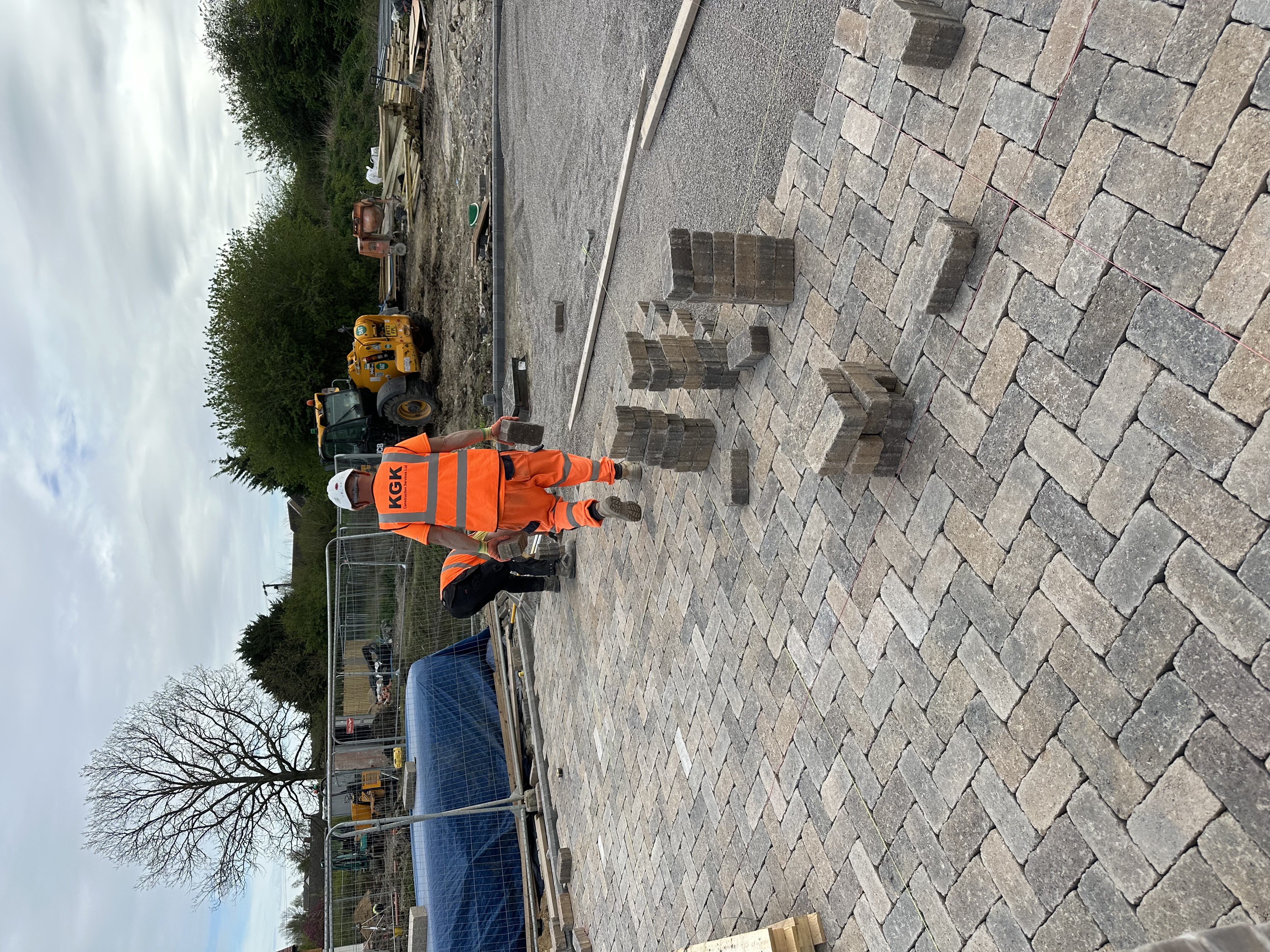 KGK operative laying block paving